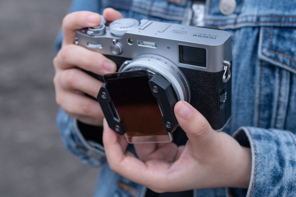 NiSi-X100V-Holder-Lifestyle-2