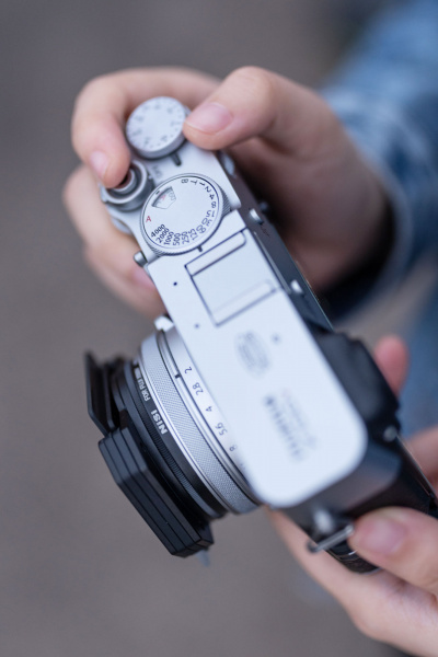 NiSi-X100V-Holder-Lifestyle