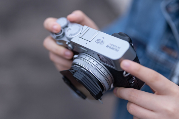 NiSi-X100V-Holder-Lifestyle-1